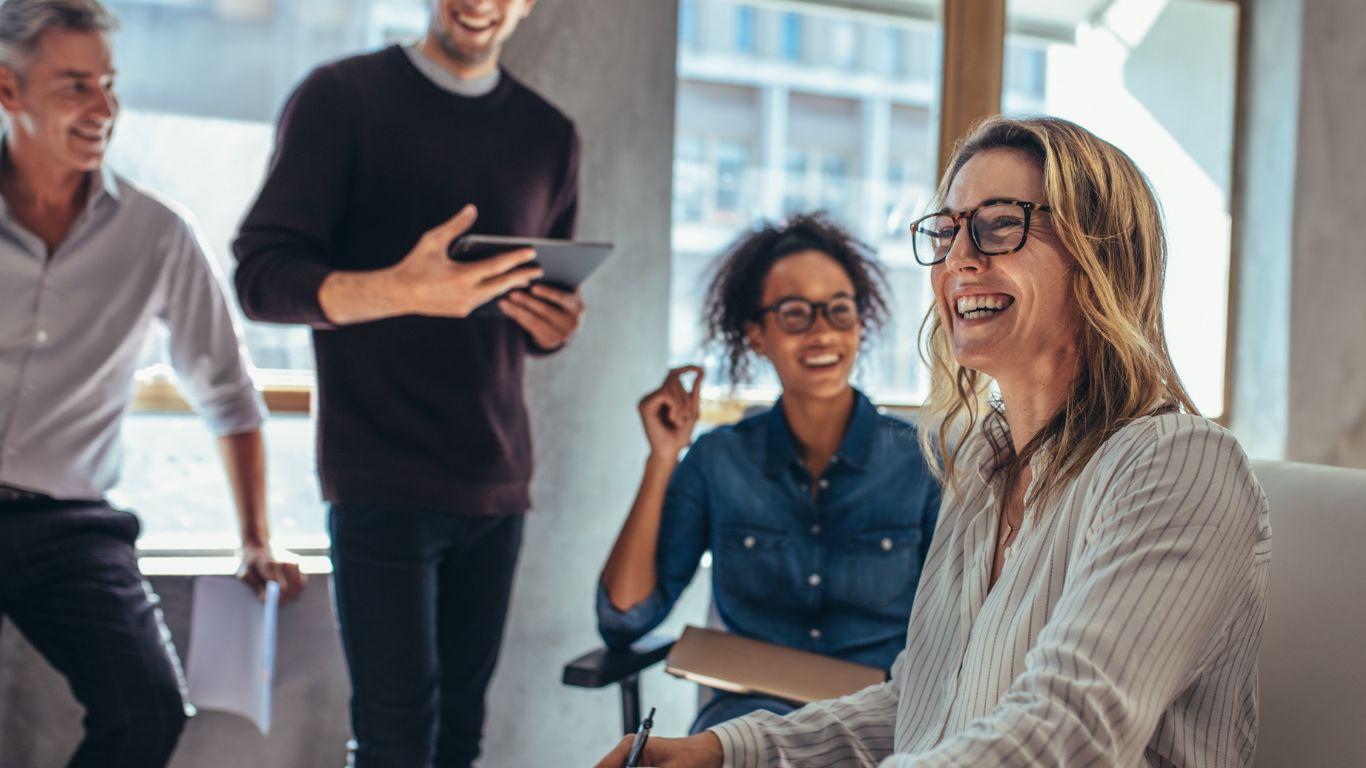 Büro-Team arbeitet mit Tablet