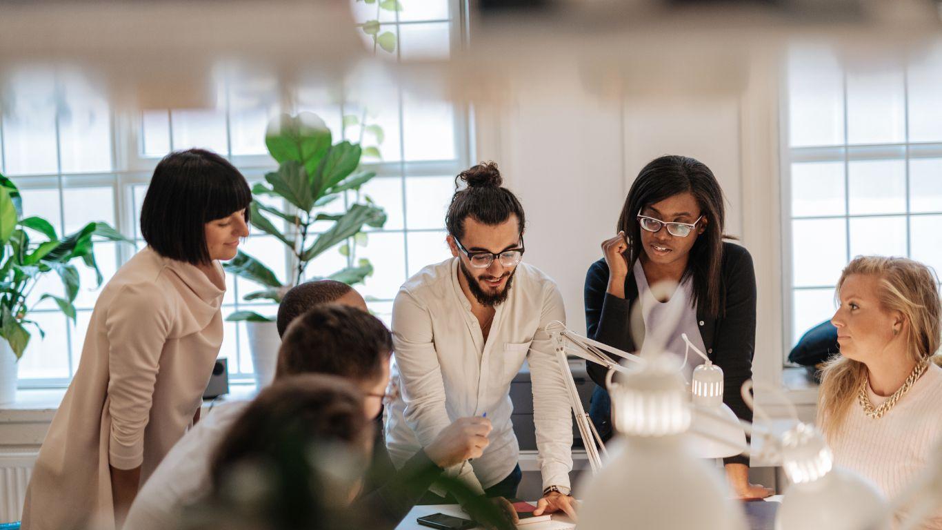 Diverse Teambesprechung im Büro