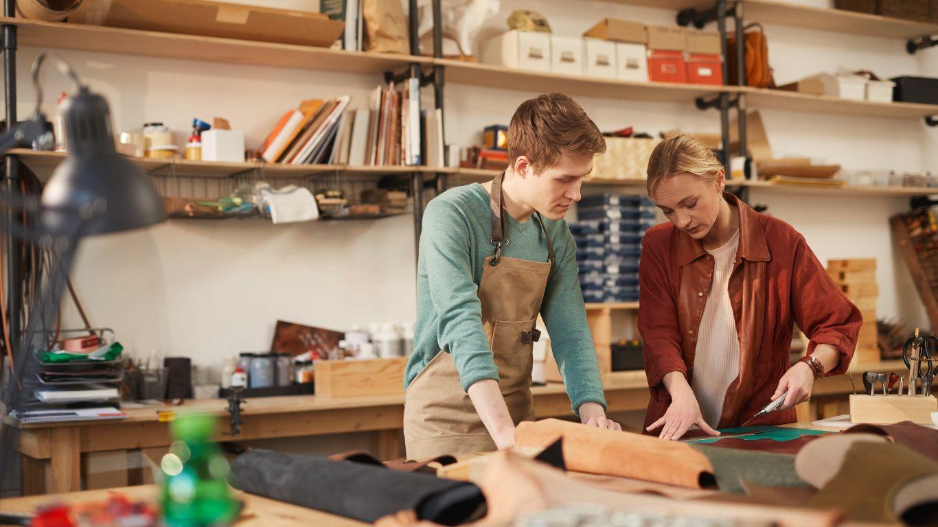 Handwerkspaar in der Werkstatt
