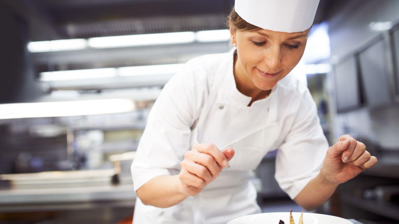 Köchin bei der Arbeit in der Küche