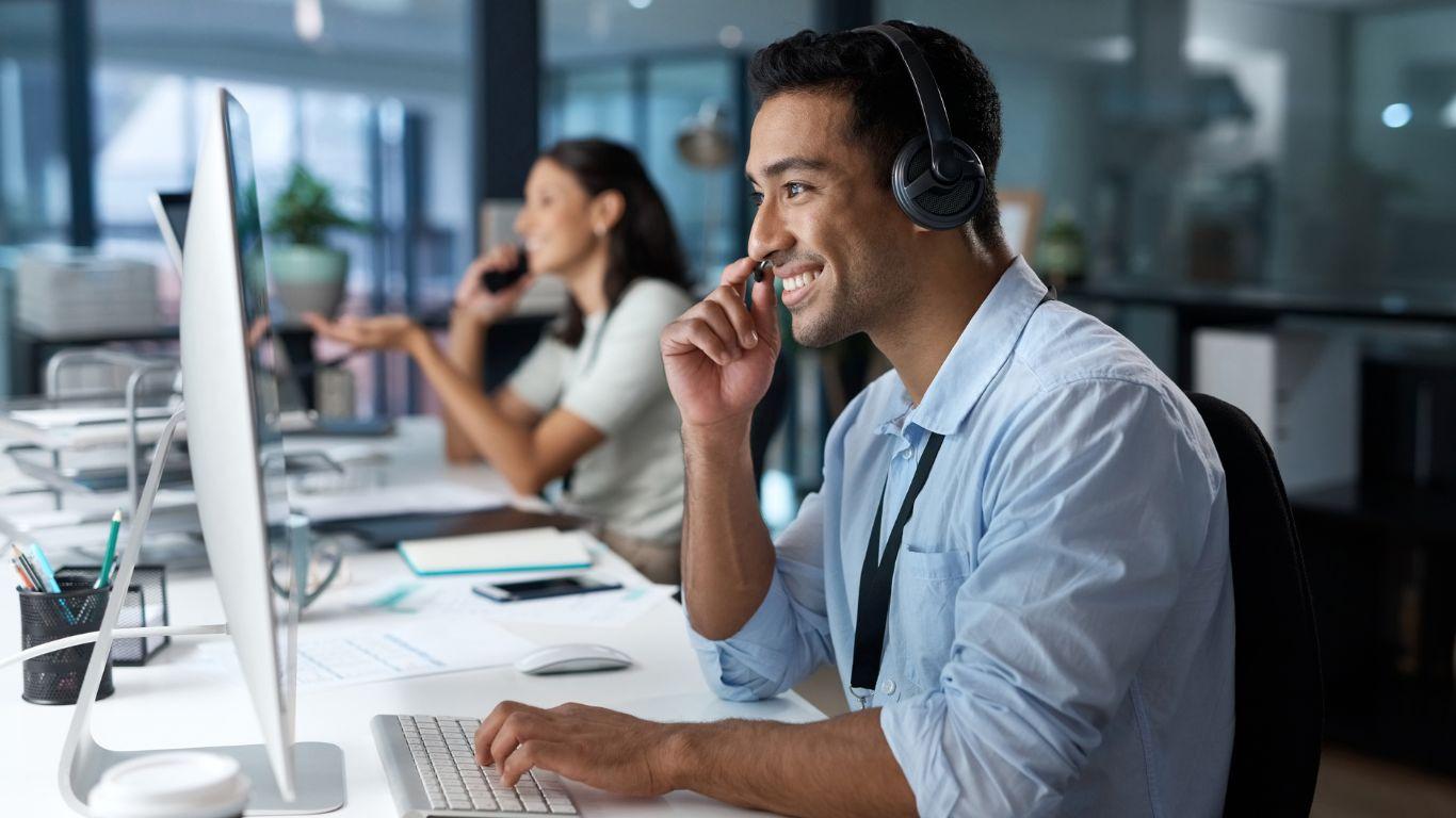 Mitarbeiter im modernen Callcenter